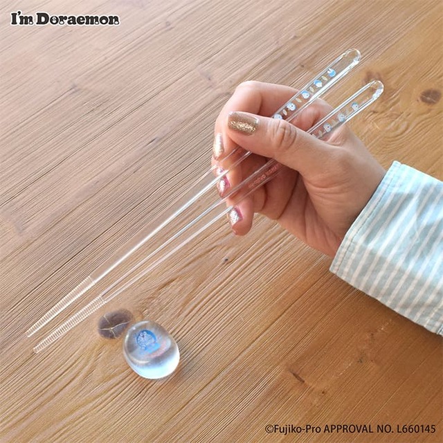 【ドラえもん】「I’M DORAEMON/クリア箸」¥990／アクリル箸置きとセットでつかうのもおすすめ◎