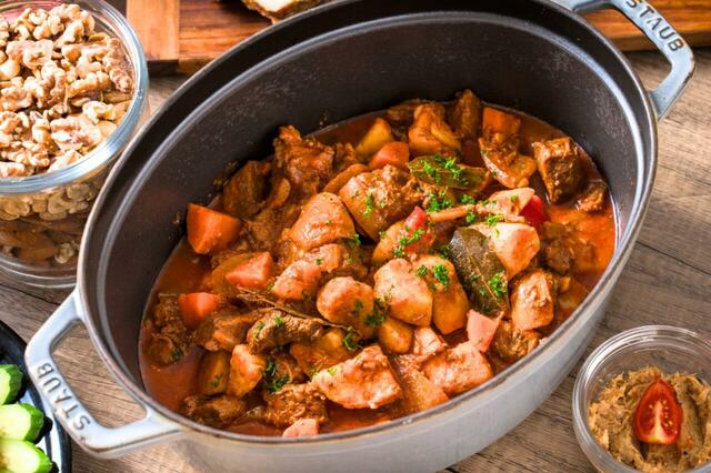 「クラシックビーフラグーシュ」＜期間：2025年8月28日～11月5日＞【高級生ハム「ハモン・セラーノ」の原木が登場！「ヒルトン広島」でヨーロッパの味覚を堪能できる珠玉のビュッフェ開催！】