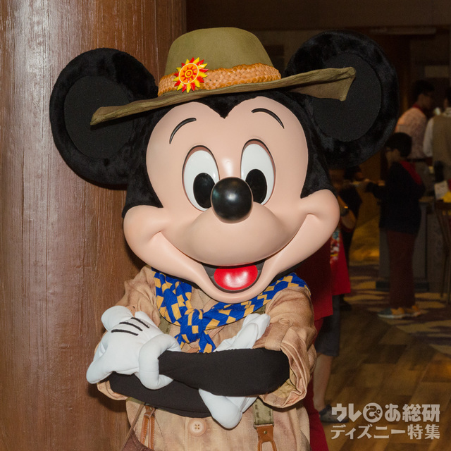 レストラン「ドラゴン・ウィンド」であえる、探検家コスチュームのミッキーマウス｜香港ディズニーランド・リゾート「ディズニー・エクスプローラーズ・ロッジ」