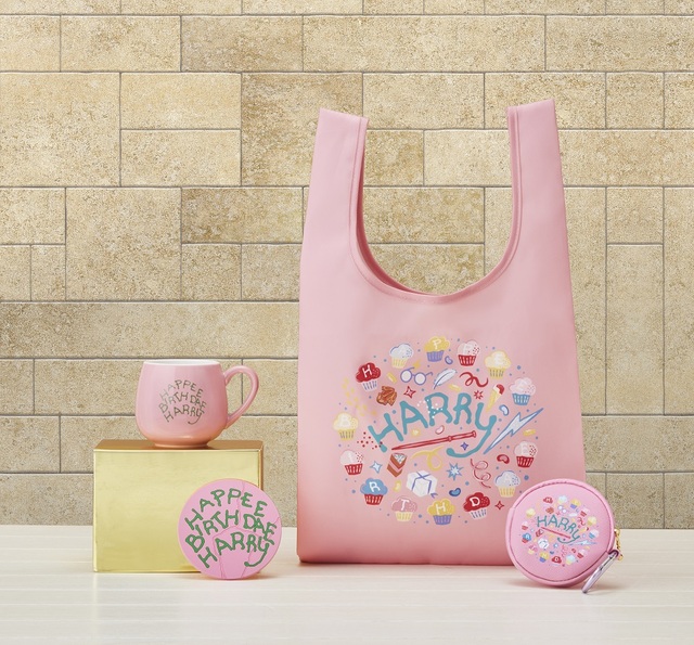 （写真左上）「ハリー・ポッター バースデーマグ」2,530円（左下）「ハリー・ポッター バースデーコースター」950円（右）「ハリー・ポッター バースデーエコバッグ」2,590円