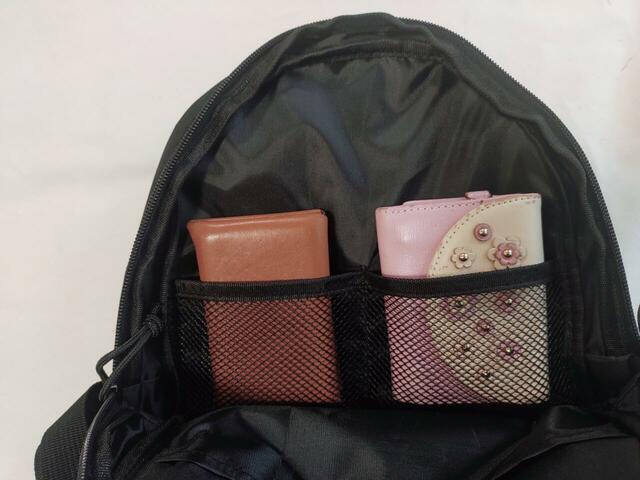 ミニ財布などの小物が入る「メッシュポケット」が便利