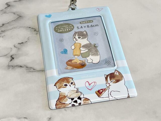 【Seria（セリア）】アイスとピザを楽しむにゃんこ2人のイラストです