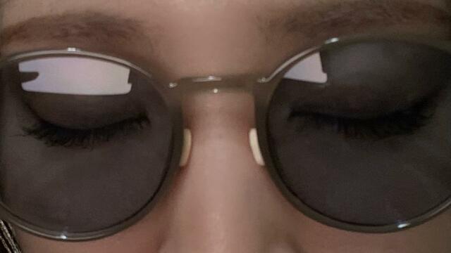 【メガネのばんそうこう　ぱふっと】ばんそうこうを貼って眼鏡をかけた時の樹脂枠の鼻盛りパッドタイプのイメージ