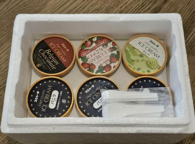 【スジャータのシンカンセンスゴイカタイアイス】蓋を開けると6個のアイスクリームとスプーンが入っています。商品が動かないようにしっかりと固定されています