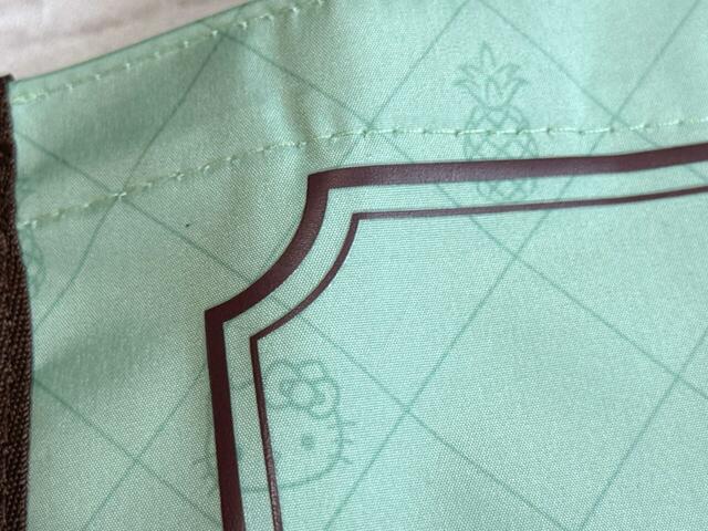 額縁風のプリントは立体的なエンボス加工。ぷっくり感がキュート！