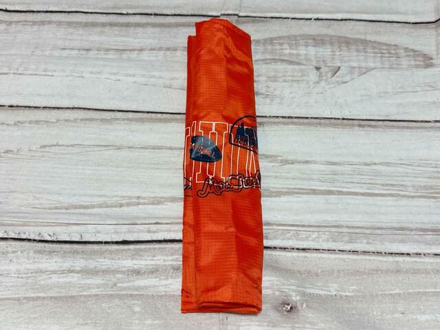 たたみ方は簡単。エコバッグの持ち手を倒し、縦に4等分して折りたたみます