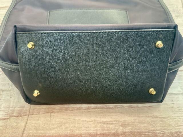 底部も合成皮革生地。四隅にビス付きで自立するのがうれしいポイント!