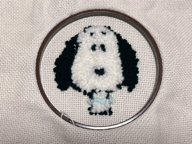 お顔の中を埋め終わった裏面。スヌーピーになってきた！