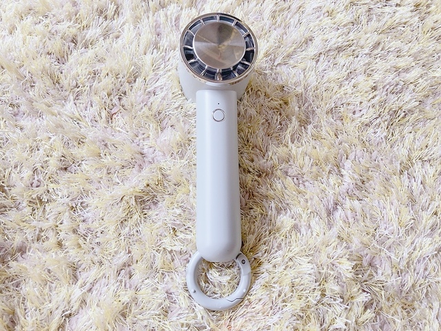 【3COINS ペルチェハンディファン】“ペルチェ効果”を応用したペルチェ素子を使用した冷却プレートが付いています