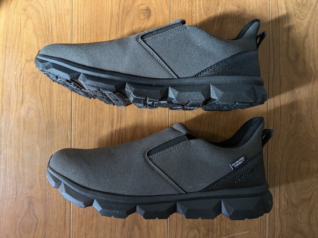 【ワークマン アーバンハイクスリッポン】内側の側面（上）と外側の側面。男女兼用デザインです