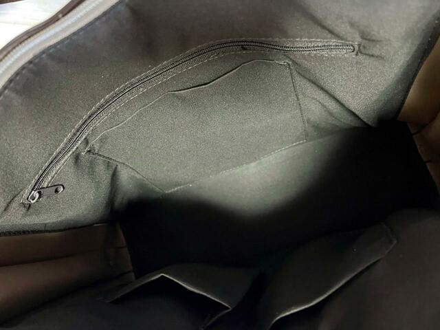 【ファッションセンターしまむら】メインの収納スペースは仕切りポケットが2つと、ファスナー付きポケットとさらにポケットが1つ！