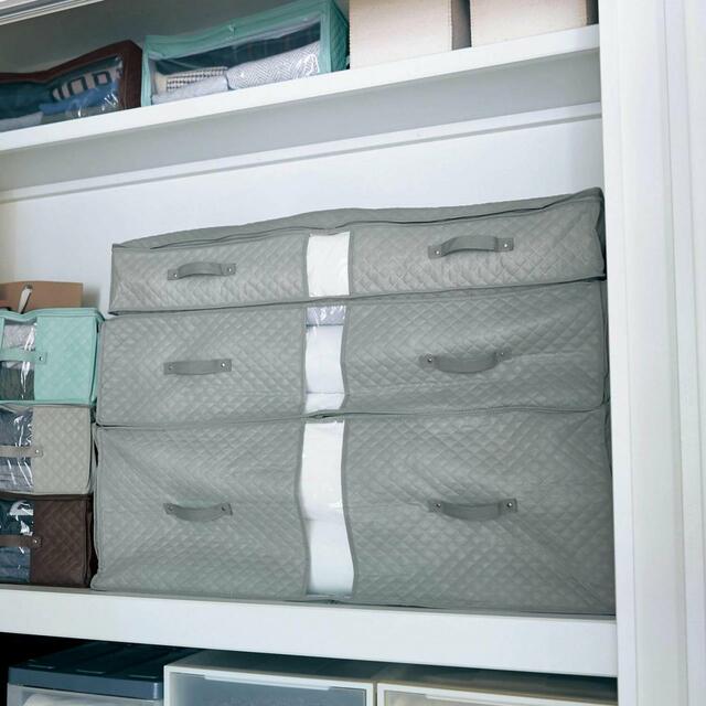  【ベルメゾン　防ダニ・防カビ・抗菌機能が３年続く押入れぴったり布団収納袋 ＜奥行70cm＞｜￥2,790～3,990 （税込）】前面のベルトで出し入れもラクラク