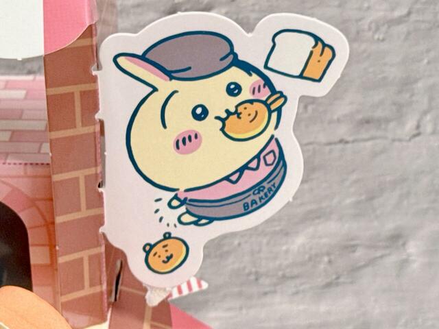 ハチワレがひっくり返したパンをパン食い競争さながらに口でキャッチする、シゴデキなうさぎ！