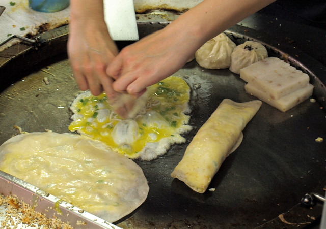 台北の朝ごはん専門店の蛋餅（卵巻き）づくり