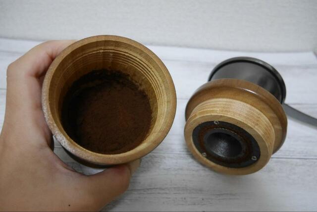 【カリタ コーヒーミル手挽き】約50gのコーヒー豆を入れられる