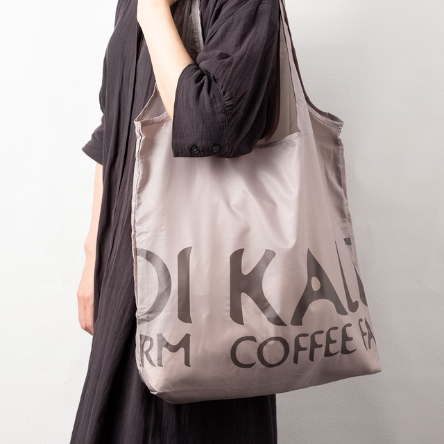 【カルディ】オリジナル エコバッグ（グレ）使用イメージ　価格：各税込￥280