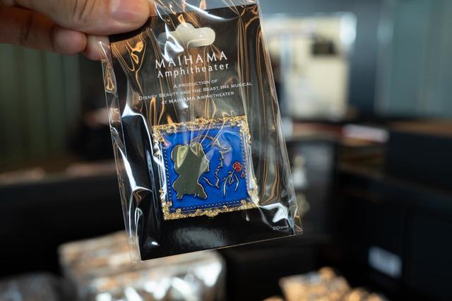 ピンバッチ 1,200円｜サイズ：W43㎜×H45㎜×D2.5㎜｜劇団四季 ディズニーミュージカル『美女と野獣』東京ディズニーリゾート内舞浜アンフィシアター公演オリジナルグッズ