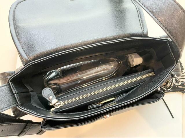 【niko and...　オリジナル6ポケットタッセルショルダーバッグ】500mlペットボトルや長財布も余裕で入る収納力！