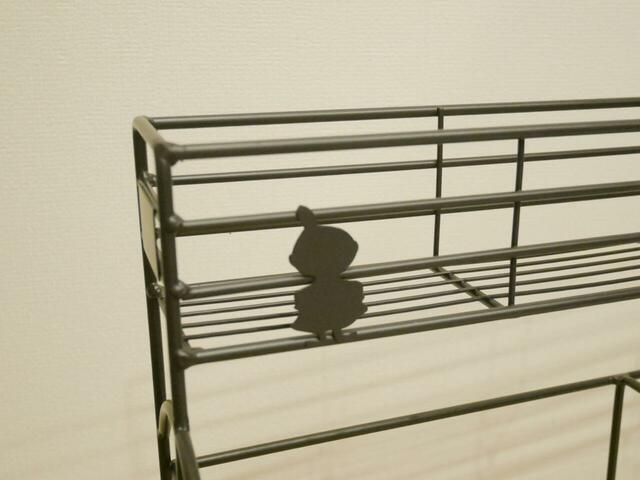 【ベルメゾン　コンロサイドラック 『ムーミン』】上部の棚はスパイス類などの調味料がピッタリ入る大きさ。リトルミイのシルエットモチーフも♪