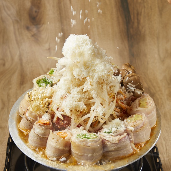 降り積もる雪山チーズ＆野菜巻きのコク旨トマト鍋