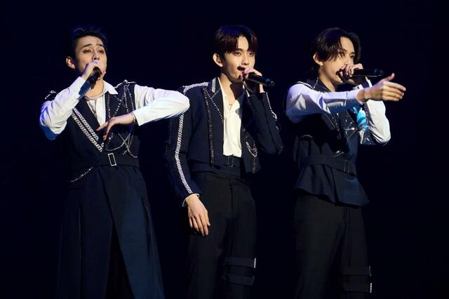 How are you（西・田島・池﨑） ©LAPONE Entertainment