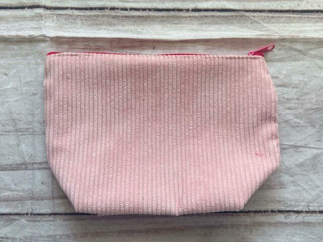 バックは装飾がないシンプルなデザイン