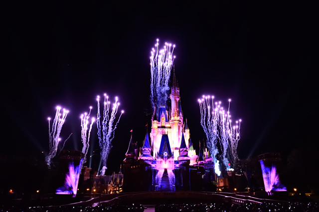 ０１：「ワンス・アポン・ア・タイム」冒頭のパイロ（花火）シーン ©Disney