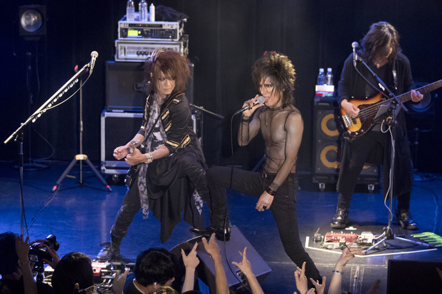 Shinobu（G）、MORRIE（Vo）　撮影・大島康一