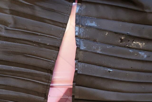 左:レディース撥水ランダムプリーツスカート(新発売)/右:レディース撥水ライトプリーツスカート(旧商品)　水に浸けて5分後の状態