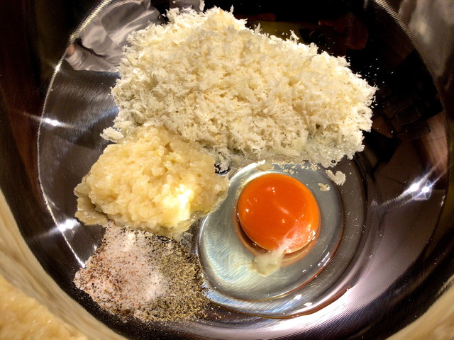 （1）ボウルに肉と氷以外の材料を入れ、全体が均等に混ざるように手でしっかりとこねる