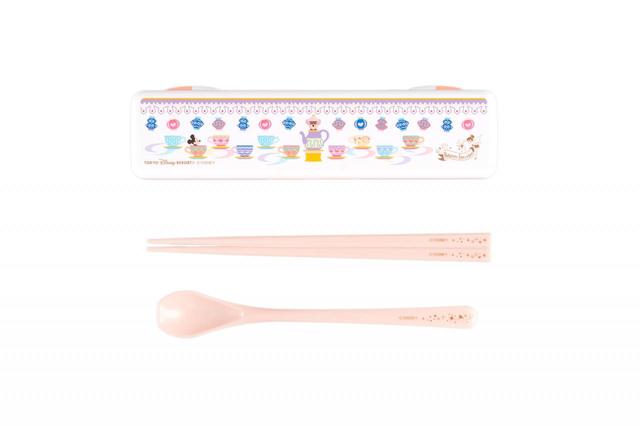 ランチ用カトラリー 1,300円｜サイズ：（ケース）縦約5×横約20×高さ2cm（箸）長さ約19cm（スプーン）長さ約18cm｜販売店舗：東京ディズニーランド「キングダム・トレジャー」、東京ディズニーシー「ヴィラ・ドナルド・ホームショップ」