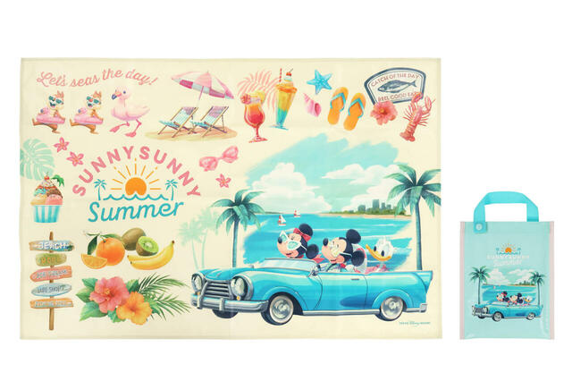 レジャーシート 900円｜東京ディズニーリゾート「SUNNY SUNNY Summer」グッズ｜販売店舗：東京ディズニーランド「グランドエンポーリアム」、東京ディズニーシー「タワー・オブ・テラー・メモラビリア」｜発売日：2025年6月5日（木）