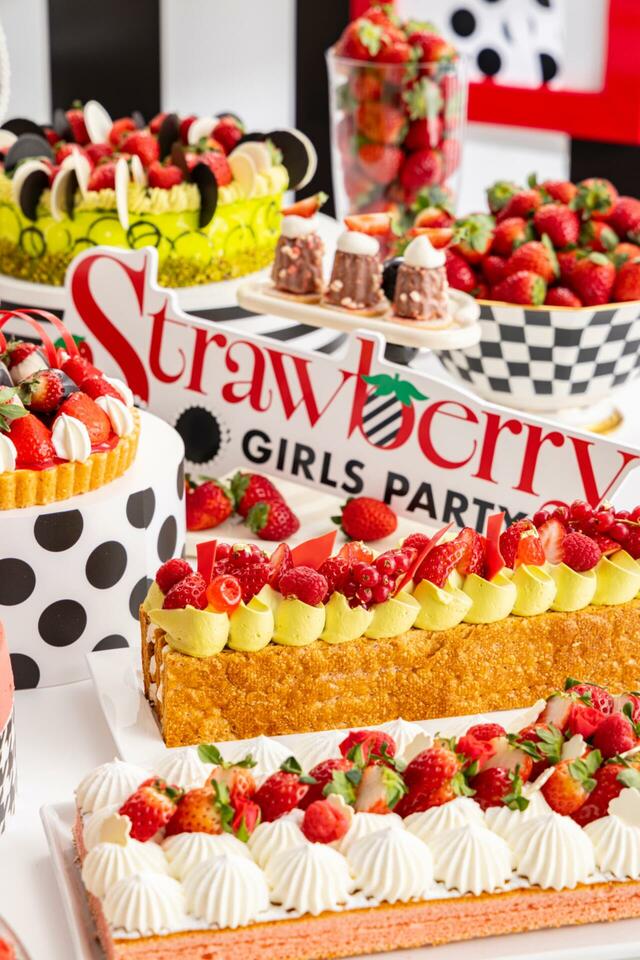 「『ストロベリーモノクロ・ガールズパーティー』スイーツビュッフェ」<期間:2025年12月27日~2026年5月上旬頃まで>【モノクロームのおしゃれ空間でいちごスイーツを満喫♪「ヒルトン東京」で“アジョリーコラボスイーツ”も楽しめる苺ビュッフェ開催!】