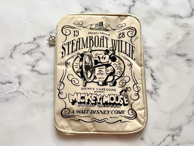 【Disney100 蒸気船ウィリー マルチに使えるポーチBOOK】ミッキーが初登場した短編映画「蒸気船ウィリー」の限定アートデザイン！