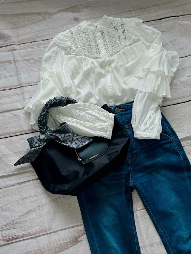 デニム&フリルブラウスに合わせてもかわいい!