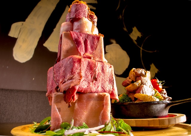 生ハム＆ローストビーフの升タワー（左）、３種の肉のチーズステーキマウンテン（右）
