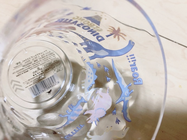 【ダイソー アクリルマグカップ（200ml、恐竜）】耐熱温度は70度、レンジでチンはできませんが、温かい飲み物を入れることはできます