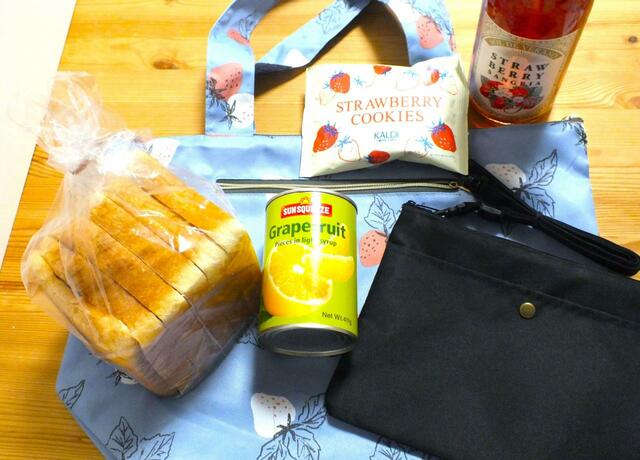 【カルディいちごバッグセット】他のセット商品のほか、食パンや缶詰を入れてもまだまだ余裕がありました