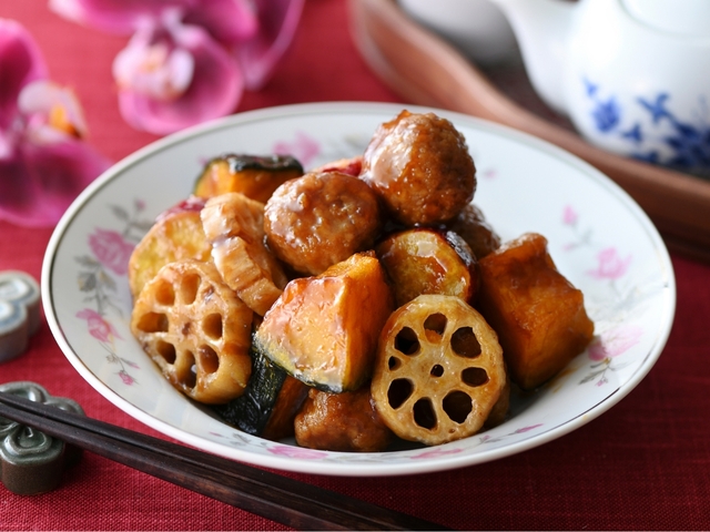 「肉団子とさつま芋の黒酢ソース」＜期間：2024年9月26日～12月4日＞【魯肉飯もゴールデンチキンも！“台湾の夜市グルメ”を食べ尽くす！「ニラックスブッフェ」に台湾グルメが大集結！】