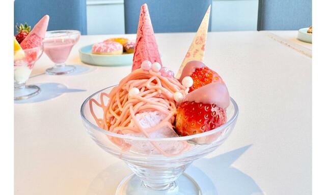 【レストラン グランサンク ストロベリーパルフェ工房】マシュマロやいちごホイップで