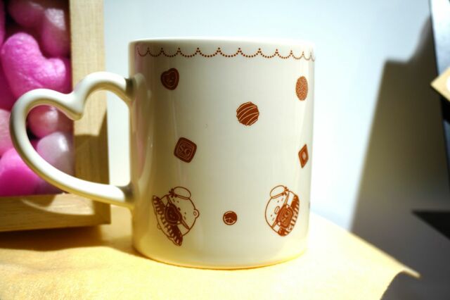 【すみっコぐらしカフェ～喫茶すみっコでチョコレートフェア～】「マグカップ（ハートハンドル）」1,980円