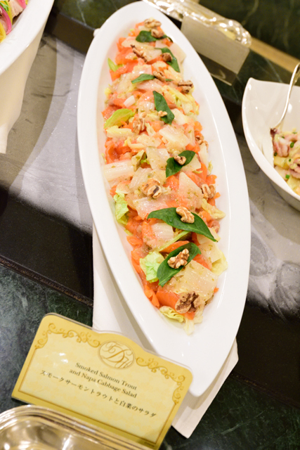 スモークサーモントラウトと白菜のサラダ ©Disney
