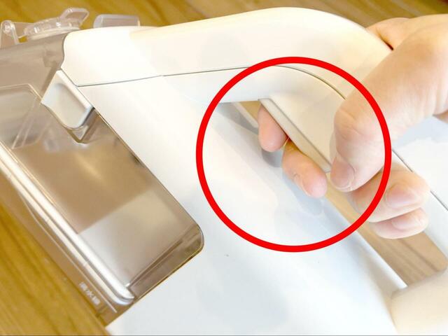 【アイリスオーヤマ ハンディリンサークリーナー】使用時はここを押せばいいだけなので、直感的に操作できます