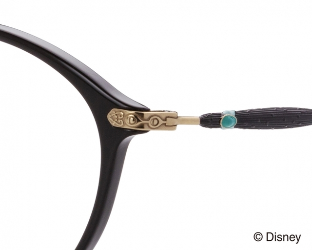 ■フロントサイド |フロントサイドのゴールド部分には、魔法の絨毯やクジャクの模様を彫刻。