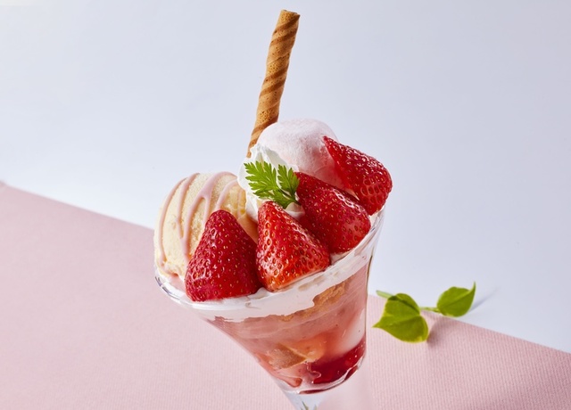 きらめく苺のパフェ