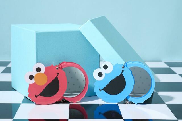 「ダイカットミラーチャーム」<価格:全2種/¥1,980>【えっ?エルモが全身ミントブルー?「セサミストリートマーケット」にポップでキュートな夏限定の爽やかグッズが勢揃い!】