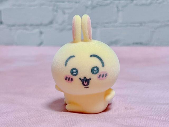【ちいかわ 豪華版1 フロッキーフィギュア6体セット付き】うさぎは横を向きながらのお手振り♪