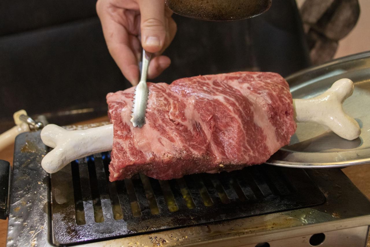 人気焼肉店の 衝撃肉グルメ 食べてみた 激うま 巨大マンガ肉 はみ出るカルビ 爆ねぎタン 1 3 うまい肉 人気焼肉店の 衝撃肉グルメ 食べてみた 激うま 巨大マンガ肉 はみ出るカルビ 爆ねぎタン 1 3 うまい肉