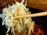 【ガスト 唐揚げてりタル丼】キャベツはシャキシャキとした食感で、こってりした唐揚げの合間の箸休めにぴったり