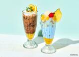 （左）おとぼけバリスタのオレンジカフェモカ 〜 Goofy style 〜 ￥1,210（税込）、（右） マンゴーしゅわしゅわフロート ～ Donald style ～ ￥1,320（税込）
